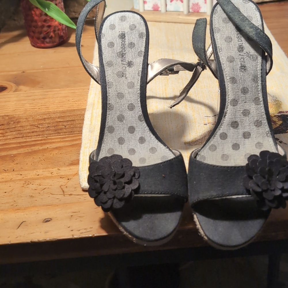 Montego Bay Club - Black Wedge Sandals with Floral Accent. Ankle Clasp. - Picture 4 of 4